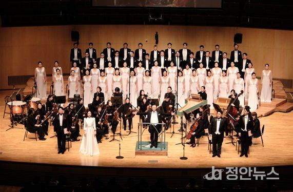 윤의중 예술감독과 인천시립합창단, <헨델 메시아> 공연