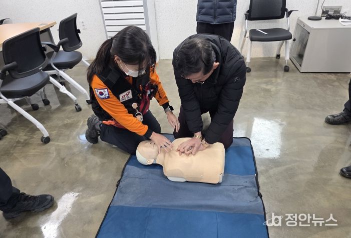 창녕정기시장 상인회에서 소방서로부터 전통시장 안전점검과 병행한 심폐소생술 교육을 받고 있다.