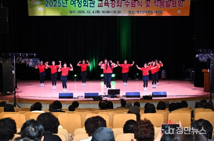 지난 4일 밀양시 청소년수련관 대강당에서 열린 여성회관 강좌 수료식 및 작품발표회 모습