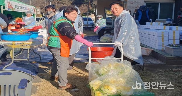 김정희 전남도의회 교육위원장 ‘삼산동 주민과 함께 하는 사랑의 김장 나눔 행사’ 봉사 활동