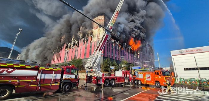 지난 11월 천안시 동남구 ‘이랜드패션 통합물류센터’에서 발생한 화재 사진