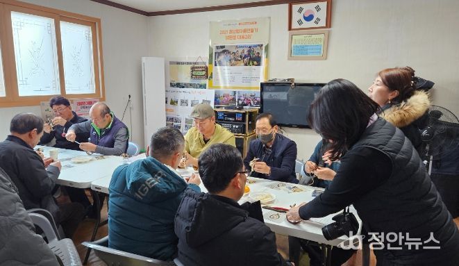 1. 천안시농업기술센터가 귀농·귀촌인 재능기부 행사를 진행하고 있다.