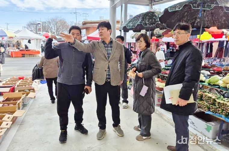 공진혁 의회운영위원장, 남창 옹기종기 시장 전통시장 현대화사업 현장 방문
