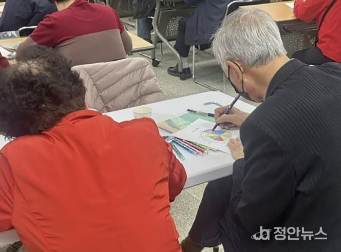 웰다잉교육에 참여한 시민이 내 삶을 돌아보는 노트를 작성 중이다