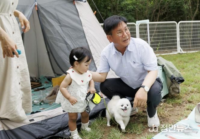 마포반려동물캠핑장에서 반려견과 함께 행복한 시간을 보내고 있는 박강수 마포구청장
