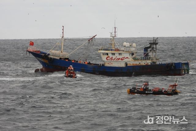 12월 5일 오후 배타적경제수역에서 조업중인 중국어선 대상 검문검색을 위해 해양경찰 고속단정이 다가가는 모습