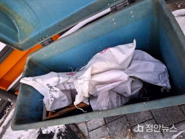관내 한 제설함의 내부 모습(염화칼슘 포대가 일부 남아있으나 정돈되지 않은 채 방치되어 있고, 이미 개봉되어 굳어버린 듯한 모습도 관찰된다.)