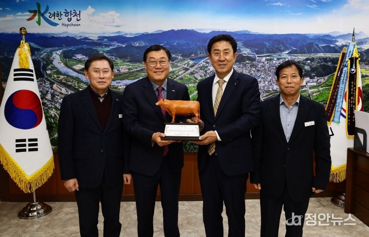 합천축협, 합천군농업기술센터에 신청사 개청 기념 한우 모형 기증