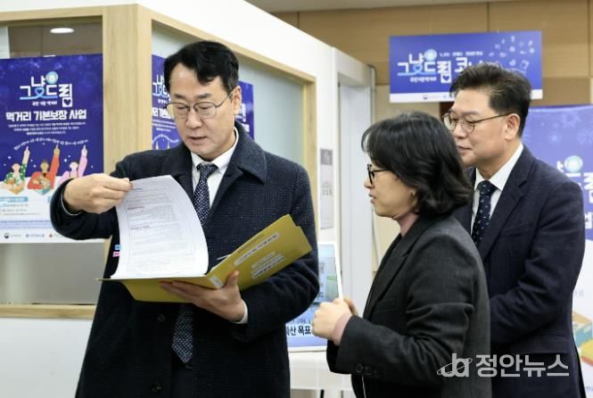 정명근 화성특례시장이 나래울마켓 내 먹거리기본코너 현장을 점검 하고 있다