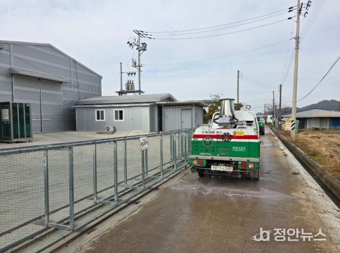 1. 천안시가 고병원성 조류인플루엔자(AI) 확산 방지를 위해 소독을 실시하고 있다.