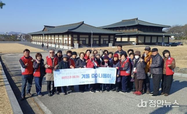 정림사지박물관에서 기념촬영하는 모습