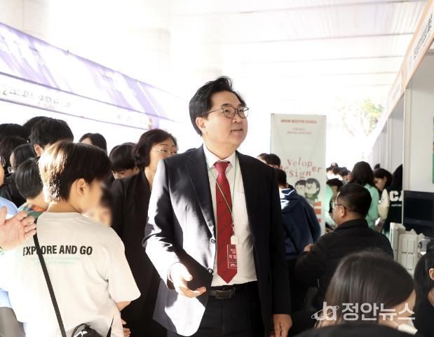 박일하 동작구청장이 지난 11월 동작구청에서 열린 ‘청소년 진로박람회’에 참석해 부스를 둘러보고 있다.