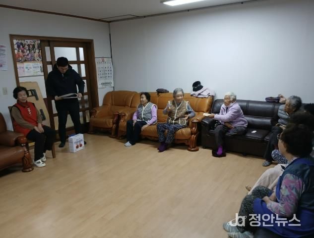 안산시 식품위생감시원이 관내 경로당 노인을 대상으로 허위·과대광고 피해 예방 순회 교육을 진행하고 있다.