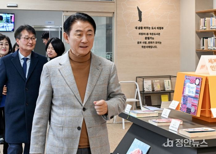 김동근 시장이 12월 11일 의정부1동 주민센터 1층에 마련된 주민 공유공간을 둘러보고 있다.