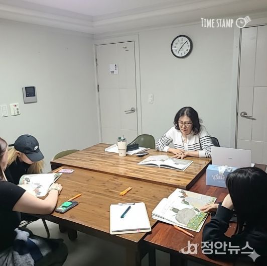 청소년들이 청소년쉼터 독서 심리 프로그램 수업을 듣고 있다.