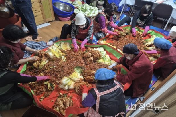 시흥4동 한울경로당에서 어르신들이 김장을 담그고 있다