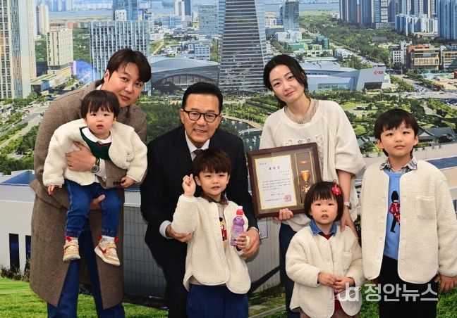 연수구, ‘2025년 저출산 극복 유공자’ 표창장 수여