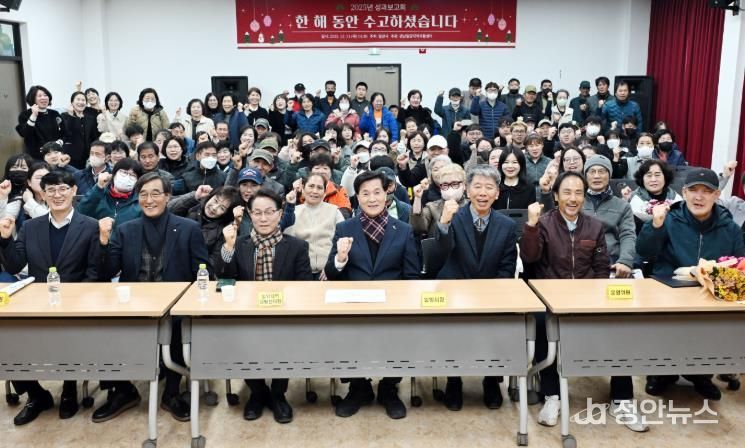 밀양지역자활센터에서 열린 2025년 자활사업 성과보고회 참석자들이 기념 촬영을 하고 있다.