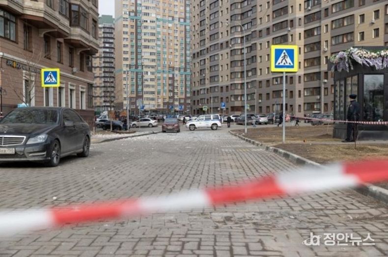 지난달 11일 러시아 모스크바 남동부에서 촬영한 손상된 주거 건물. (사진/신화통신)