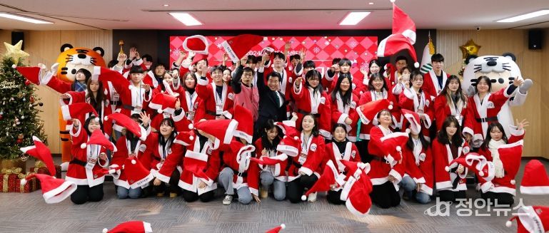 2024. 12 출정식 후 산타모자를 던지는 참가자들과 서강석 구청장, 인사말하는 서 구청장