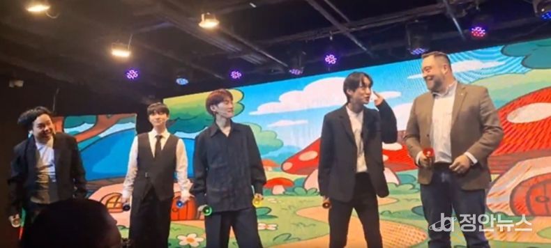 공연을 하고있는 K-Pop 개그 아이돌 과 바스티안 뢰슬러 회장 회장 (Plasmatreat Korea) (사진제공: 주한외국기업연합회 KOFA)