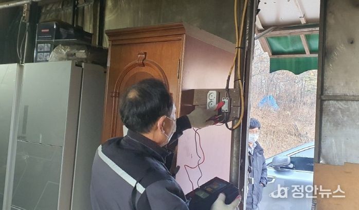 지난 11일 특별점검반이 관내 주거용 및 창고용 비닐하우스를 대상으로 화재 예방 점검을 하고 있다.