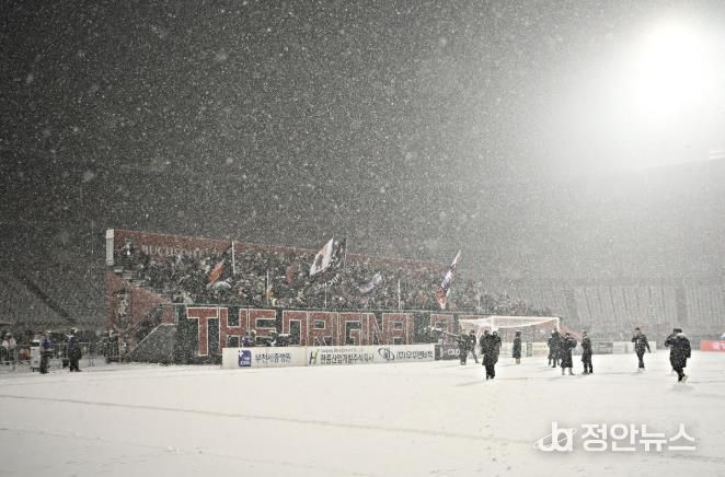 이달 4일, 부천FC1995의 승강 PO 1차전이 폭설로 연기된 후에도 헤르메스가 자리를 지키며 응원하고 있다.