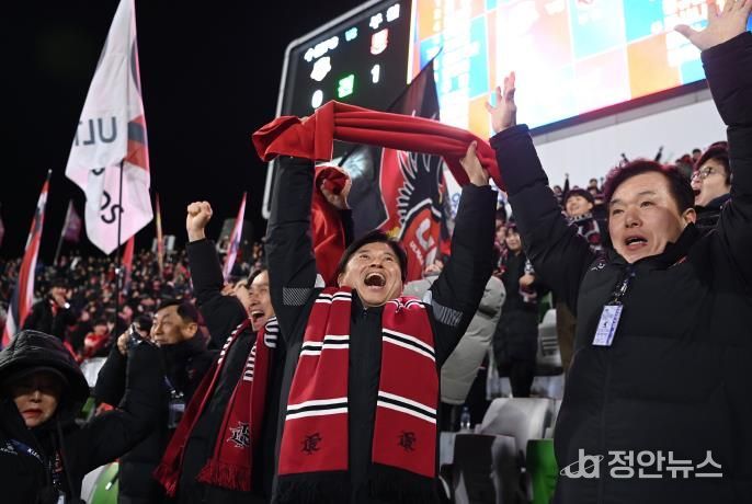 이달 8일 부천FC1995 승강 PO 2차전 경기에서 골을 넣자, 조용익 부천시장이 기뻐하고 있다