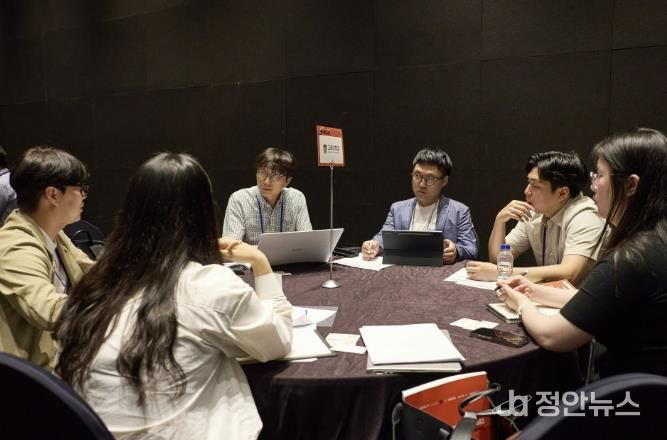 지난 6월 열린 커넥트 데이 행사에서 참여대학 및 기업 관계자들이 기술 이전 상담을 하고 있다