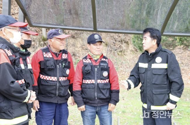 봄철 최재형 군수가 산불진화대원들을 격려하는 모습