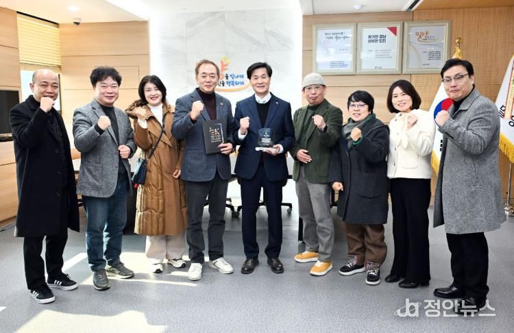 16일 밀양시장실에서 열린 밀양시, (사)한국연극협회, (사)한국연극협회 경상남도지회의 대한민국 청소년연극제 밀양 개최와 공연예술 활성화를 위한 업무협약식 기념 촬영
