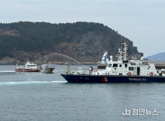 사천해경이 16(화) 남해군 물건항에서 밀집 계류지 어선 화재 사고를 가정한 합동훈련 중인 모습