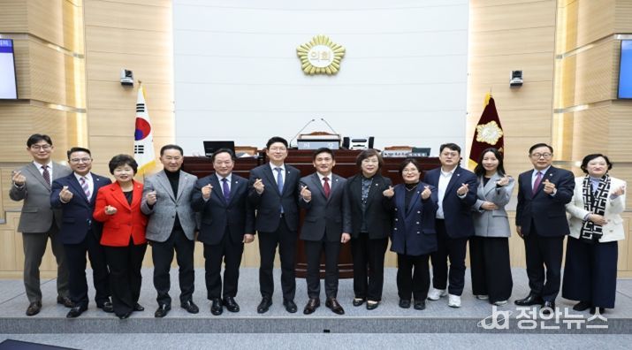 용산구의회, 제302회 제2차 정례회 폐회 의원 단체사진