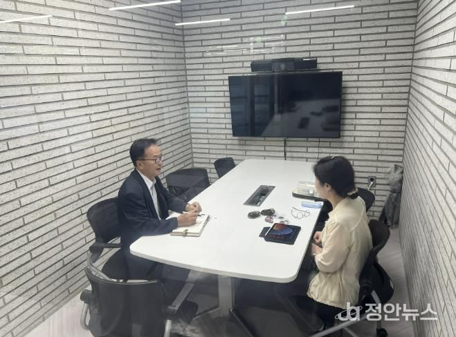 중소기업 애로상담센터 상담직원이 관내 업체를 방문해 상담을 진행하고 있다.