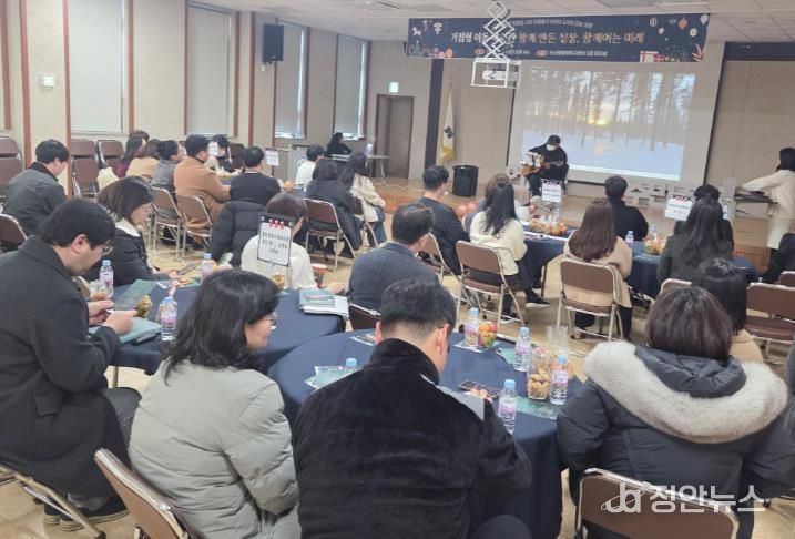 광산구 1313 이웃살핌 사업으로 사회적 단절을 극복한 윤문세(가명) 씨가 지난 19일 ‘종합사회복지관 거점형 이동복지관 사업’ 성과공유회에서 통기타 연주 실력을 선보였다.