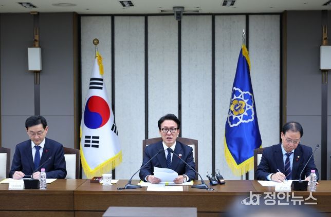 김민석 국무총리가 24일 세종 다솜로 정부세종청사에서 자살 예방 관계 장관회의를 주재하고 있다.(국무조정실)