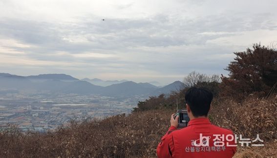 시 산불방지대책본부 직원이 열화상 드론을 활용해 산림 연접지 소각행위를 예찰 중이다.