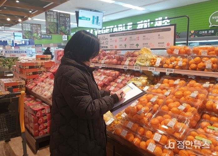 물가관리 조사원이 관내 대형마트에서 물가동향을 조사하고 있다.