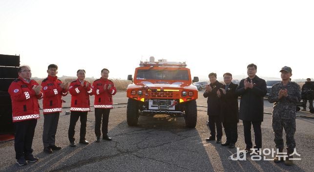 김인호 산림청장(왼쪽에서 네번째)이 다목적산불진화차량 출고 기념식에서 기념사진을 촬영하고 있다
<p>