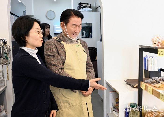 김동근 시장이 12월 26일 ‘돌봄, 삶의 현장’의 일환으로 자활기업 카페 ‘하루틈’을 방문해 내부를 둘러보고 있다.