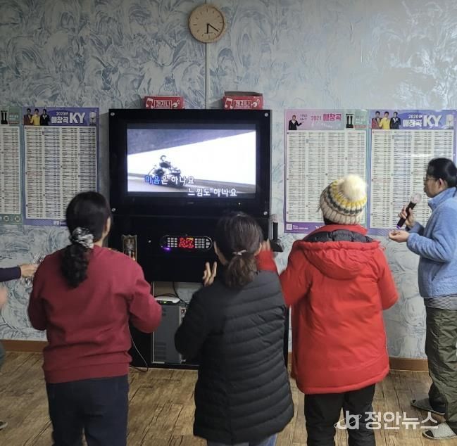 노래방 기계를 이용하는 대대2리 주민들