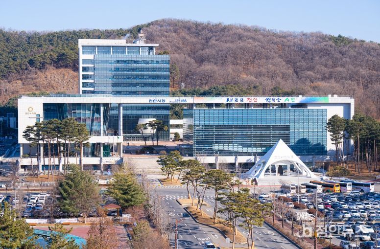 1. 천안시청 전경.