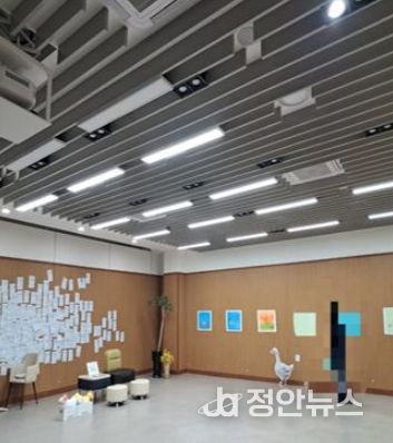 1. 천안시 청수도서관이 청소년 작가의‘행복한 거위’ 2번째 그림책 전시회를 진행하고 있다.