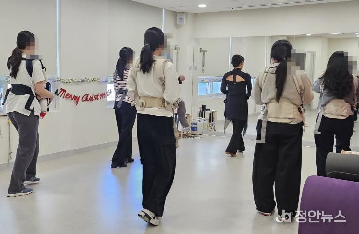 구로구 모자건강센터에서 캥거루 라인댄스를 배우는 모습