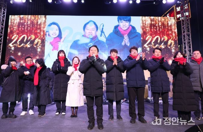 31일 밤 10시부터 1월 1일 0시 30분까지 신촌 연세로 스타광장에서 열린 ‘2026 신촌 카운트다운 콘서트’에서 이성헌 서대문구청장이 참여 시민들에게 새해 인사를 하고 있다.
