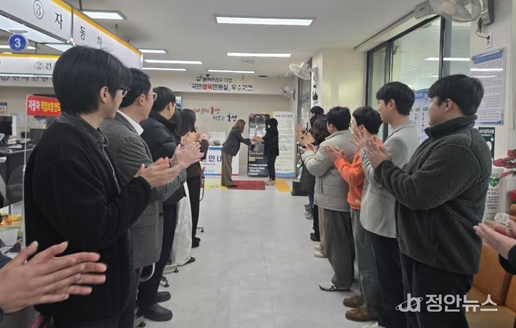 홍성군, 새해 첫날 방문 민원인에 장미꽃으로 환영