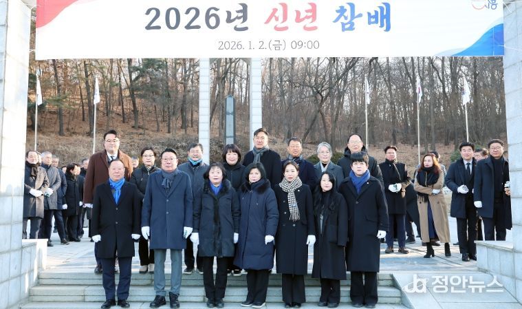 시흥시의회, 2026년 새해 첫 의정활동으로 논곡동 현충탑 참배