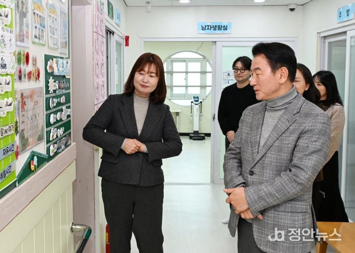 김동근 시장이 1월 2일 장애인 주‧단기보호시설 ‘곰두리네집’을 방문해 내부를 둘러보고 있다.