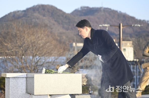 2일 오전에 열린 2026 병오년 새해 충혼탑 참배. 최재훈 달성군수가 헌화하고 있는 모습