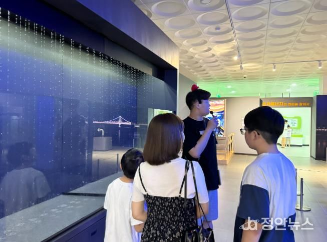 학생 도슨트 활동 모습.